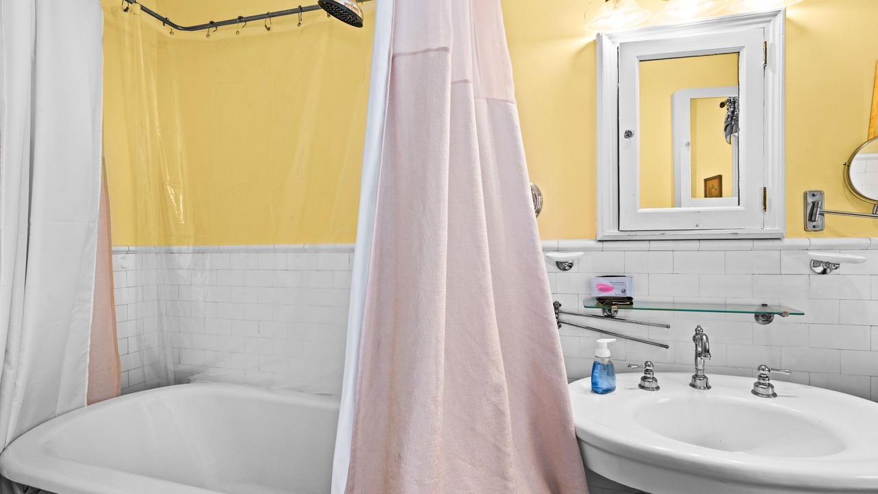 Photo of Bathroom in Endion