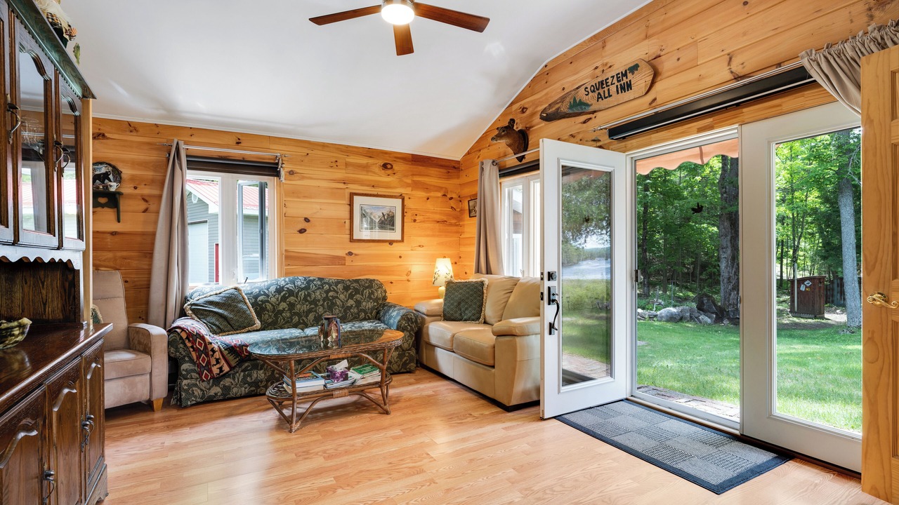 Photo of Livingroom in North Frontenac