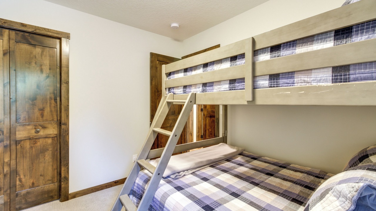 Photo of Bedroom in Lake Shore