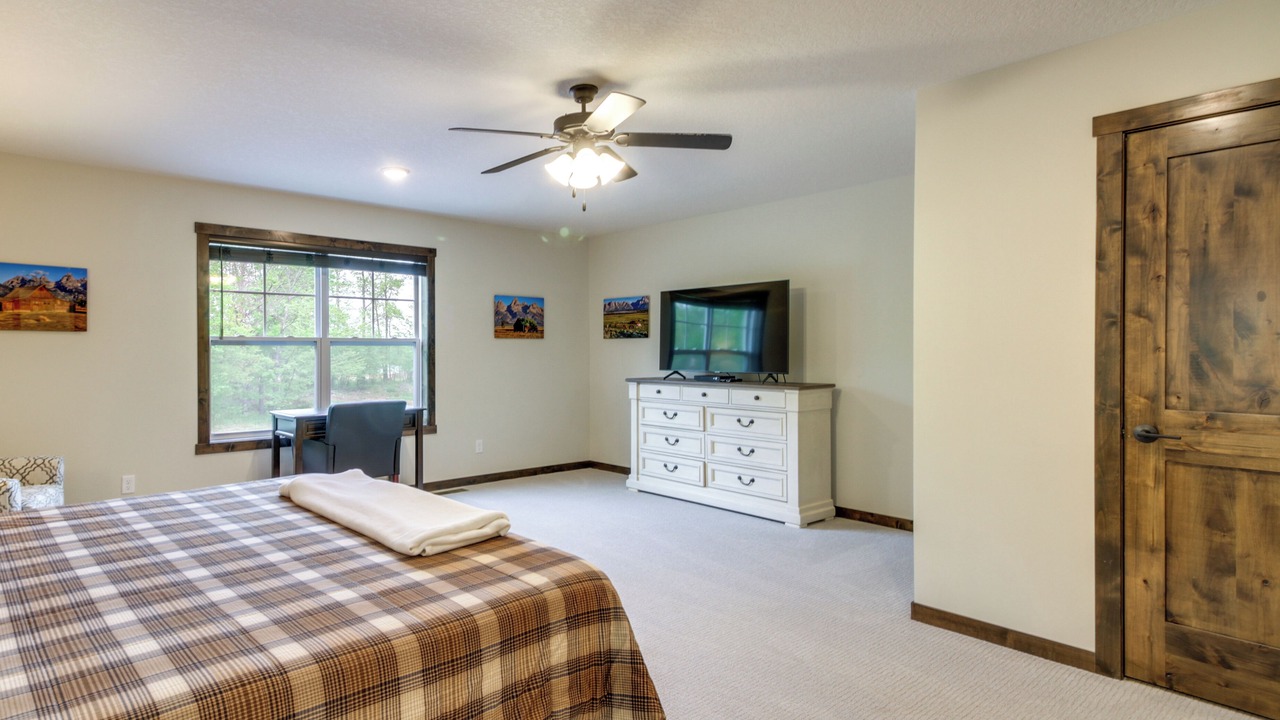 Photo of Bedroom in Lake Shore