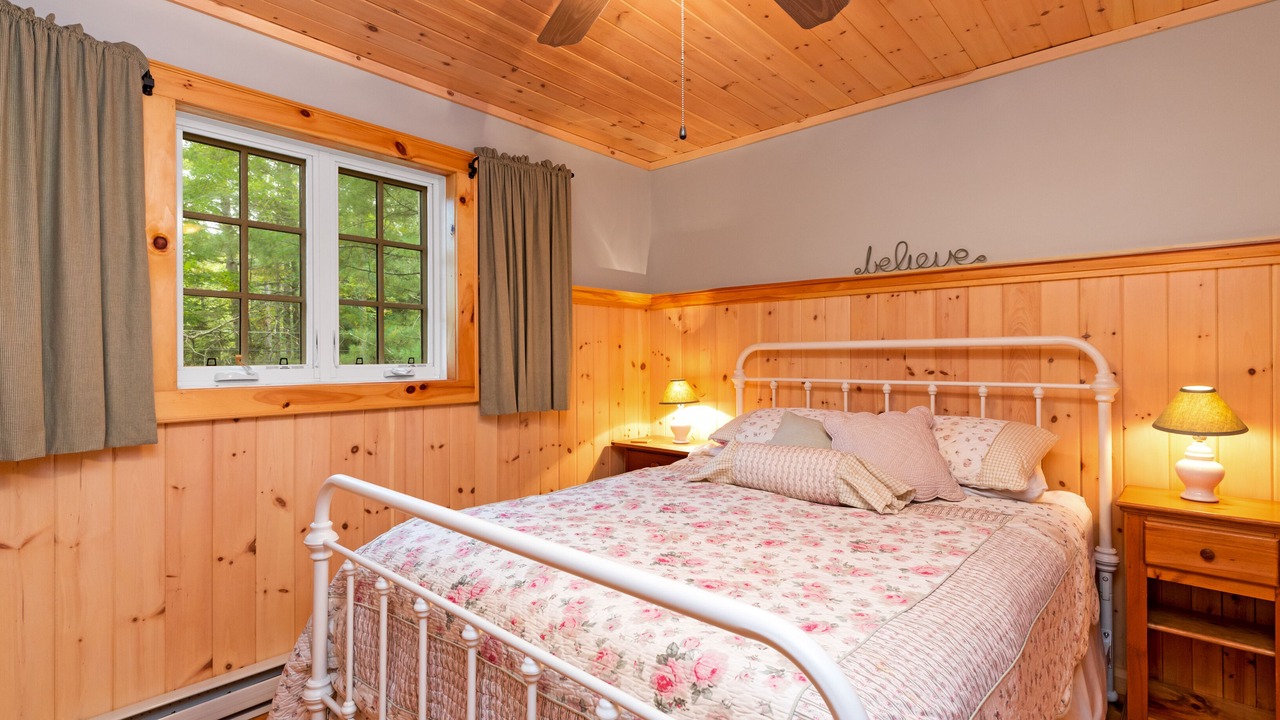 Photo of Bedroom in Baysville