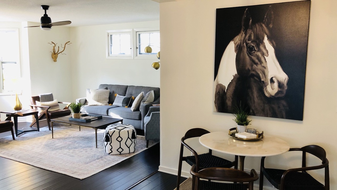 Photo of Livingroom in Summit - University
