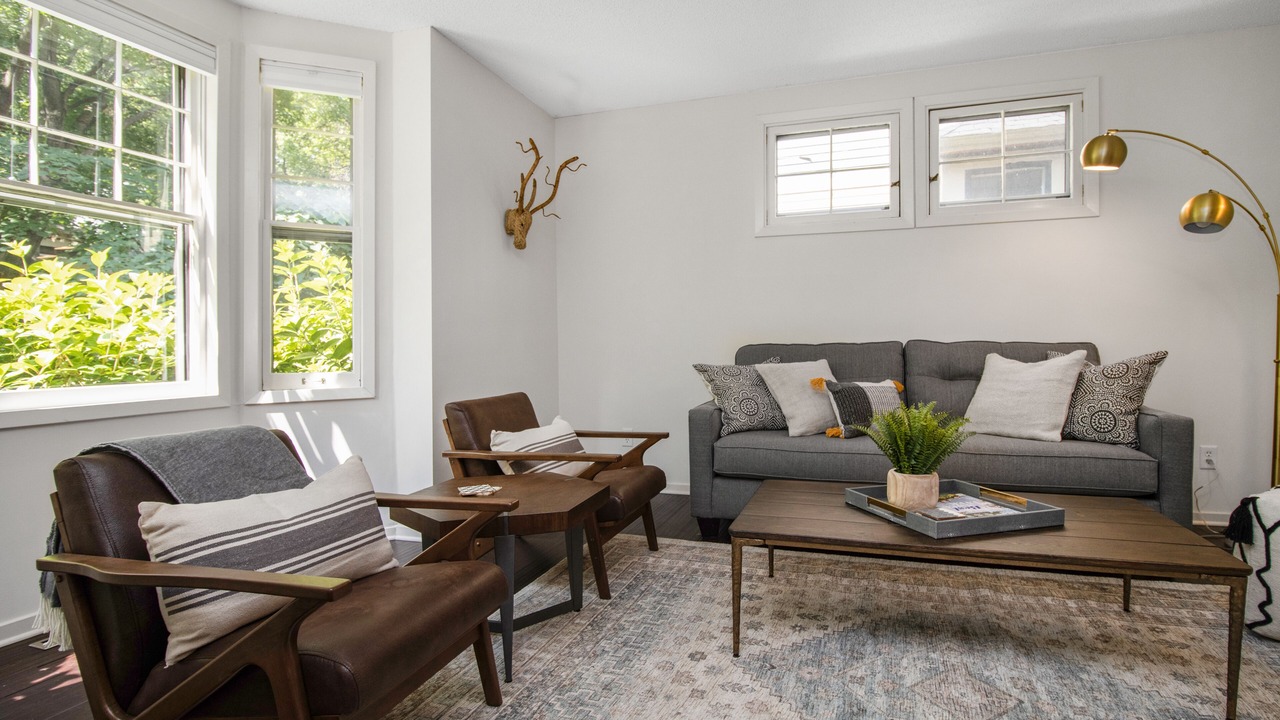 Photo of Livingroom in Summit - University