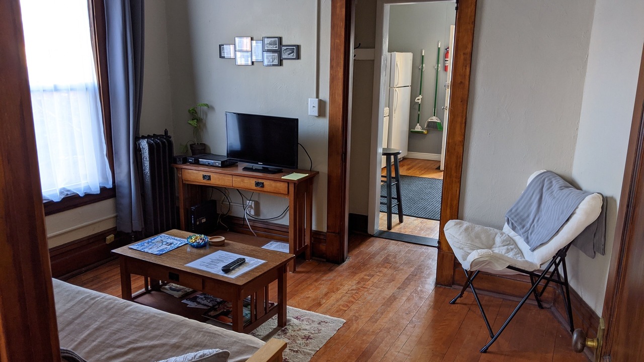 Photo of Bedroom in Lyn-Lake