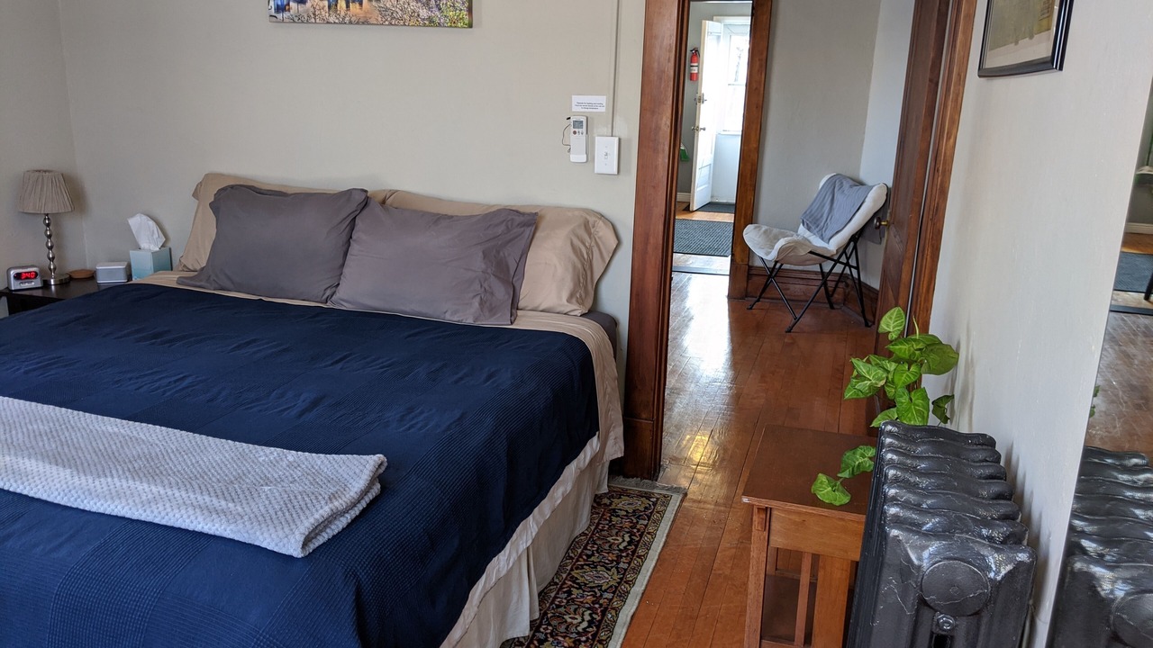 Photo of Bedroom in Lyn-Lake