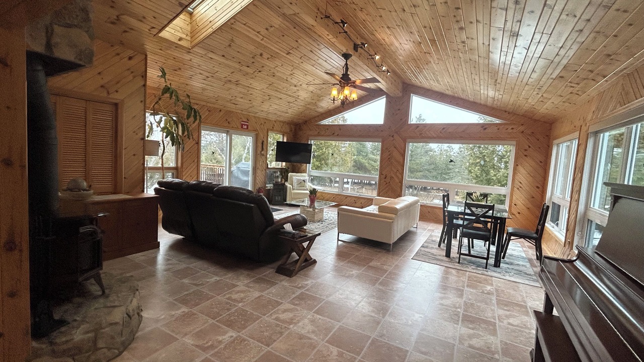 Photo of Livingroom in Manitoulin District
