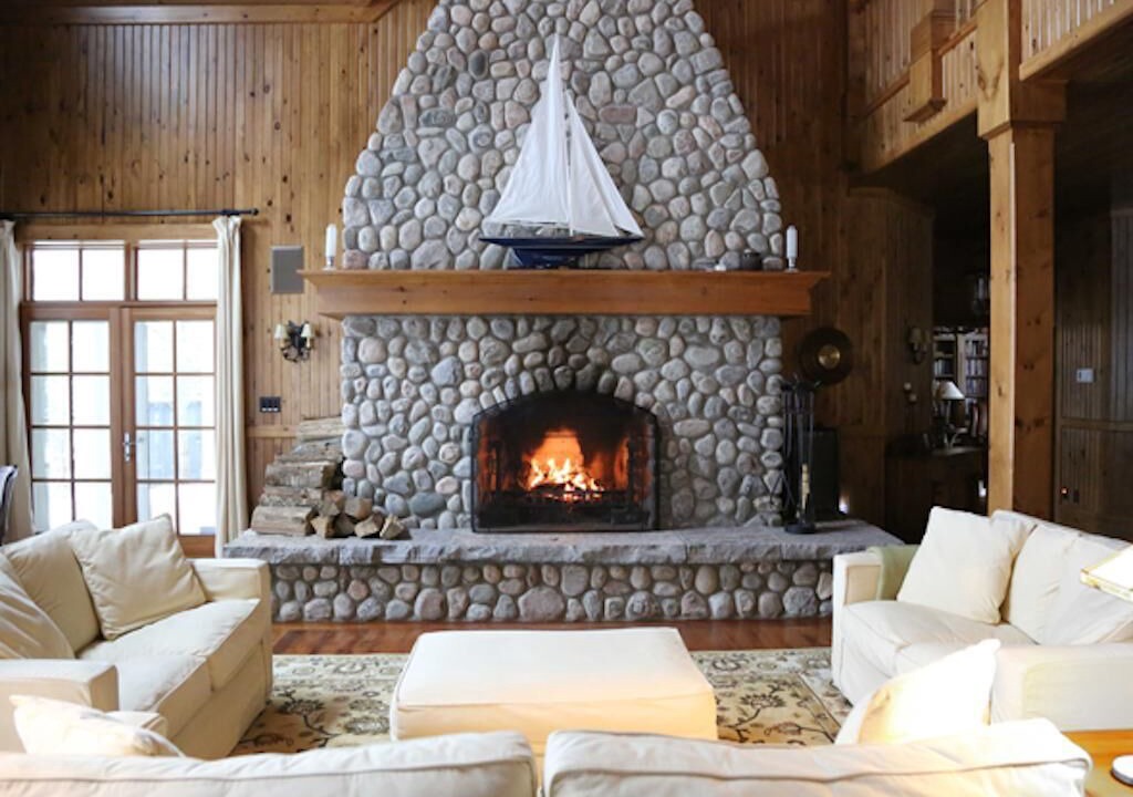 Photo of Livingroom in Lake of Bays