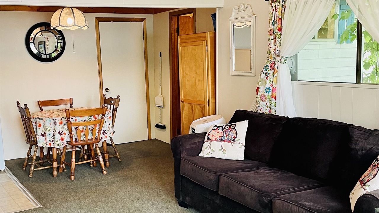 Photo of Livingroom in Leeds and the Thousand Islands