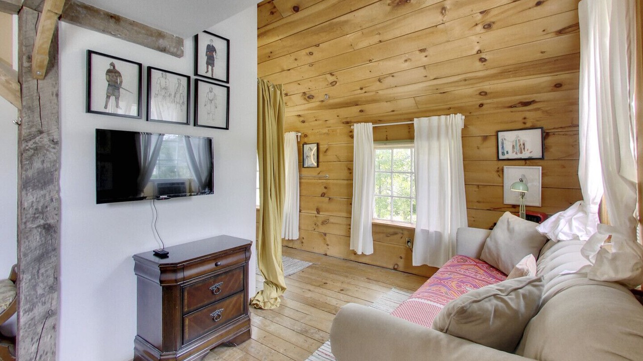 Photo of Livingroom in Quinte West