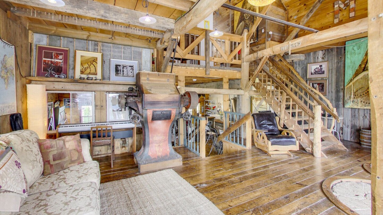 Photo of Livingroom in Quinte West