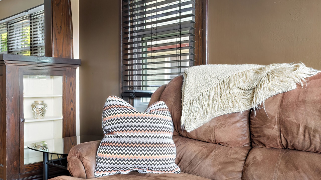 Photo of Livingroom in Summit - University