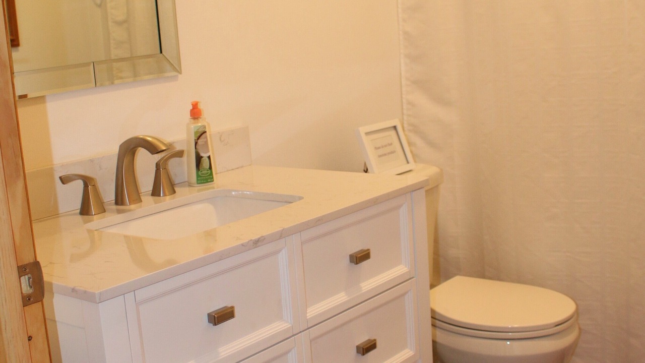 Photo of Bathroom in Side Lake
