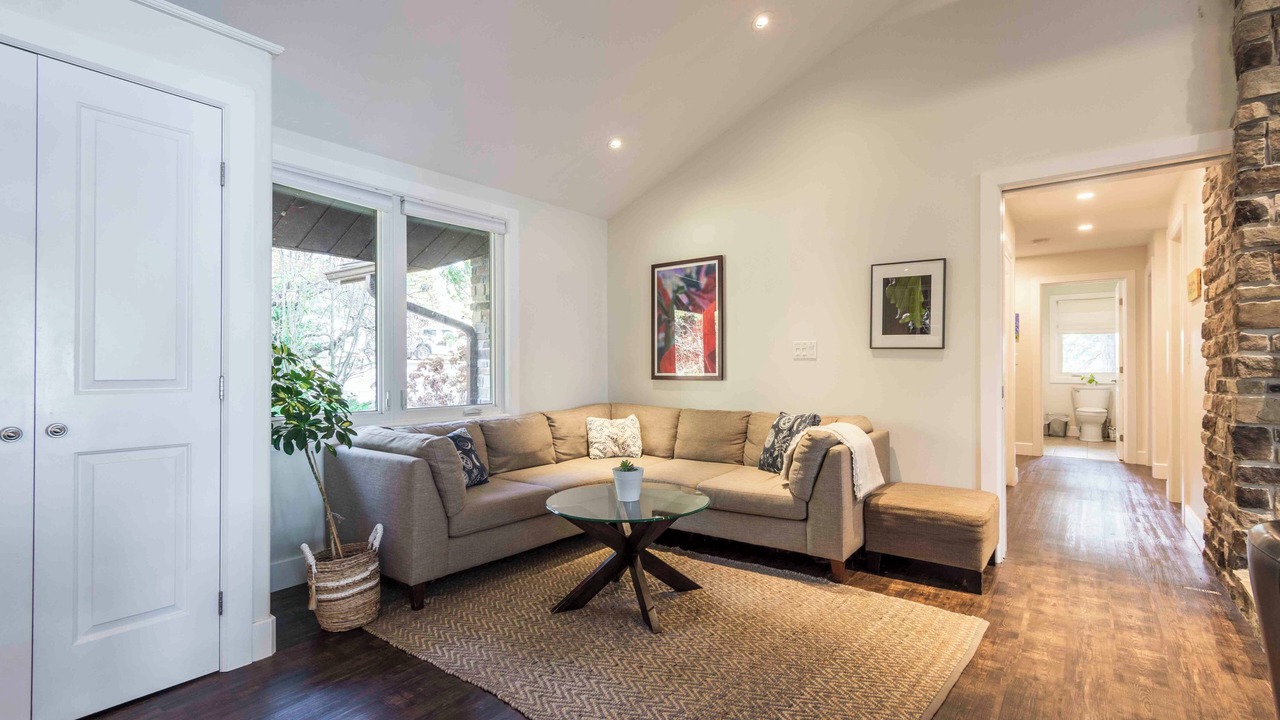 Photo of Livingroom in Ameliasburgh