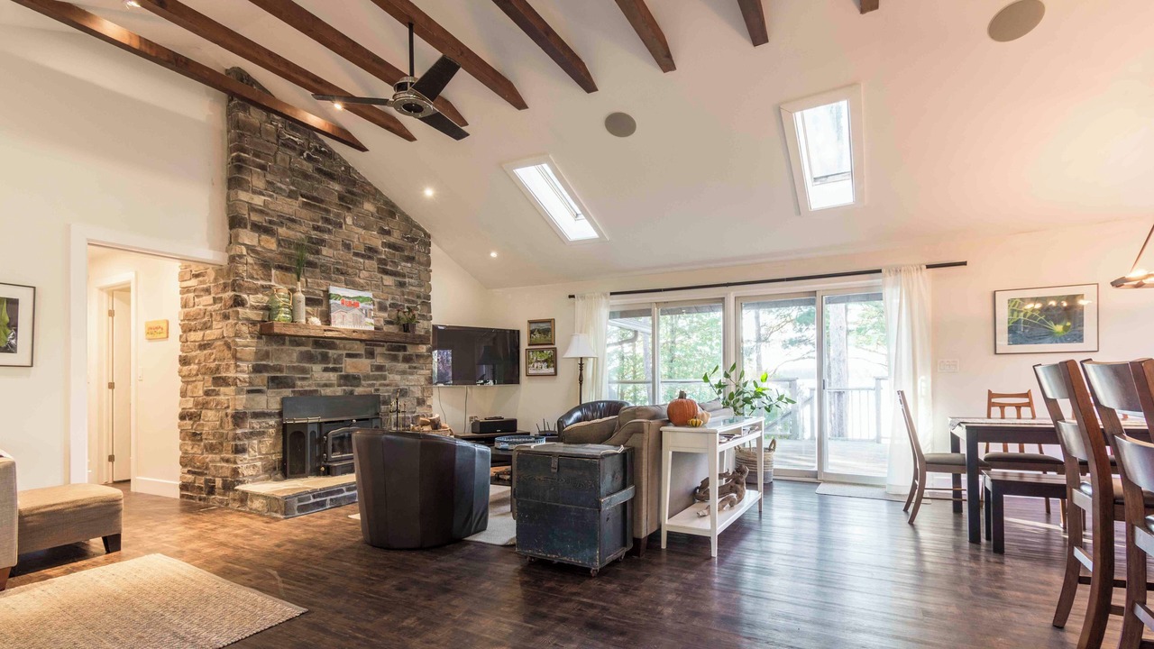 Photo of Livingroom in Ameliasburgh