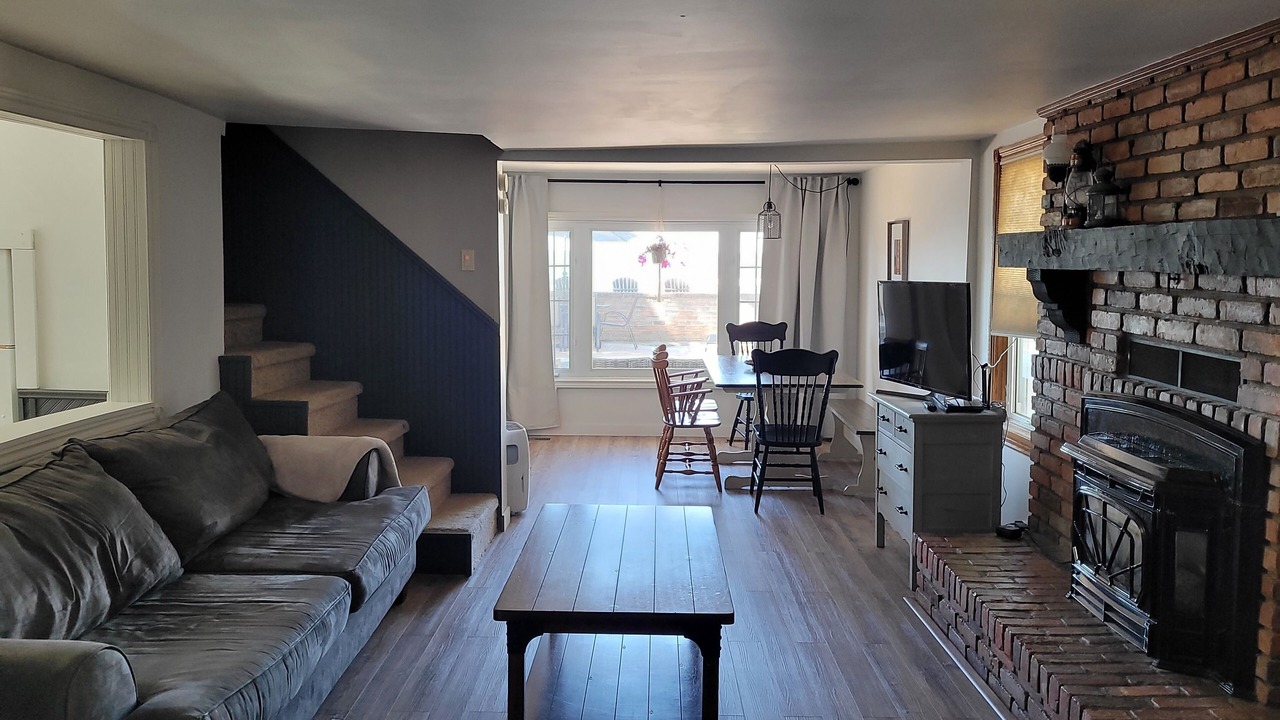 Photo of Livingroom in Town of Essex