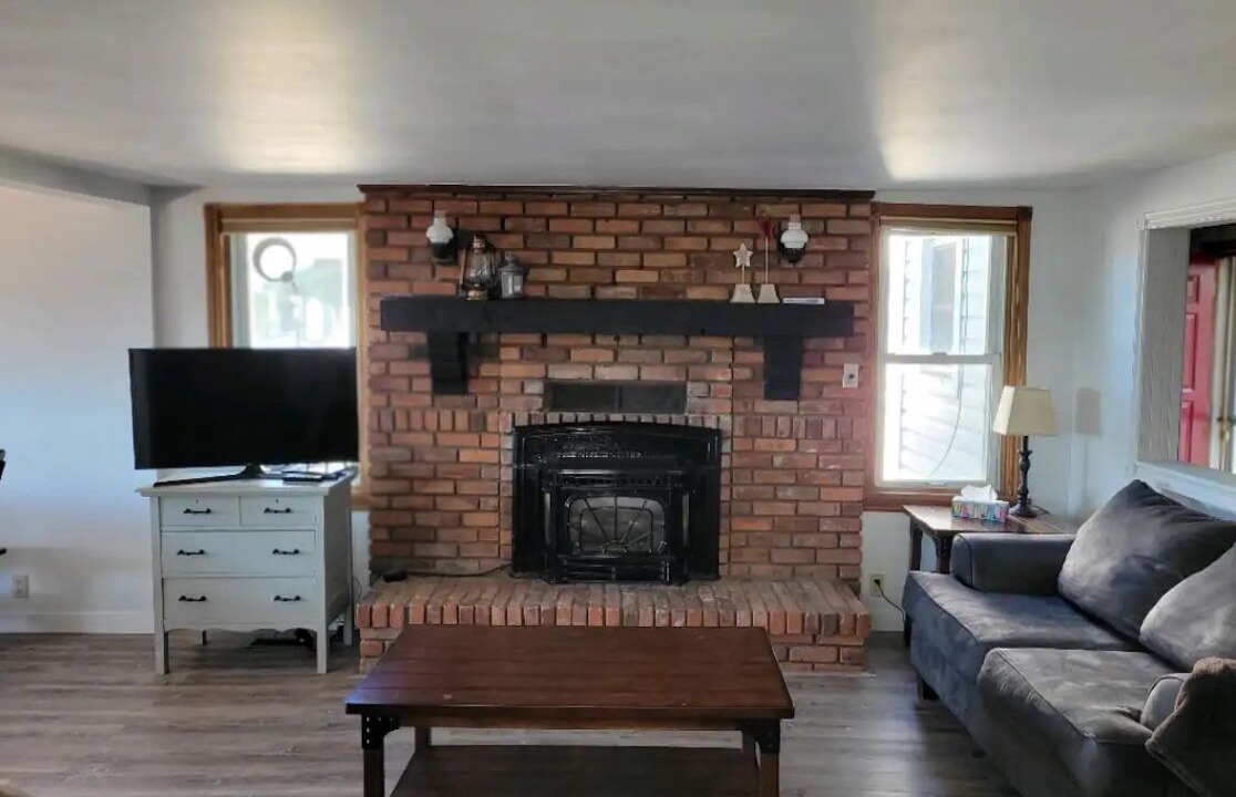 Photo of Livingroom in Town of Essex