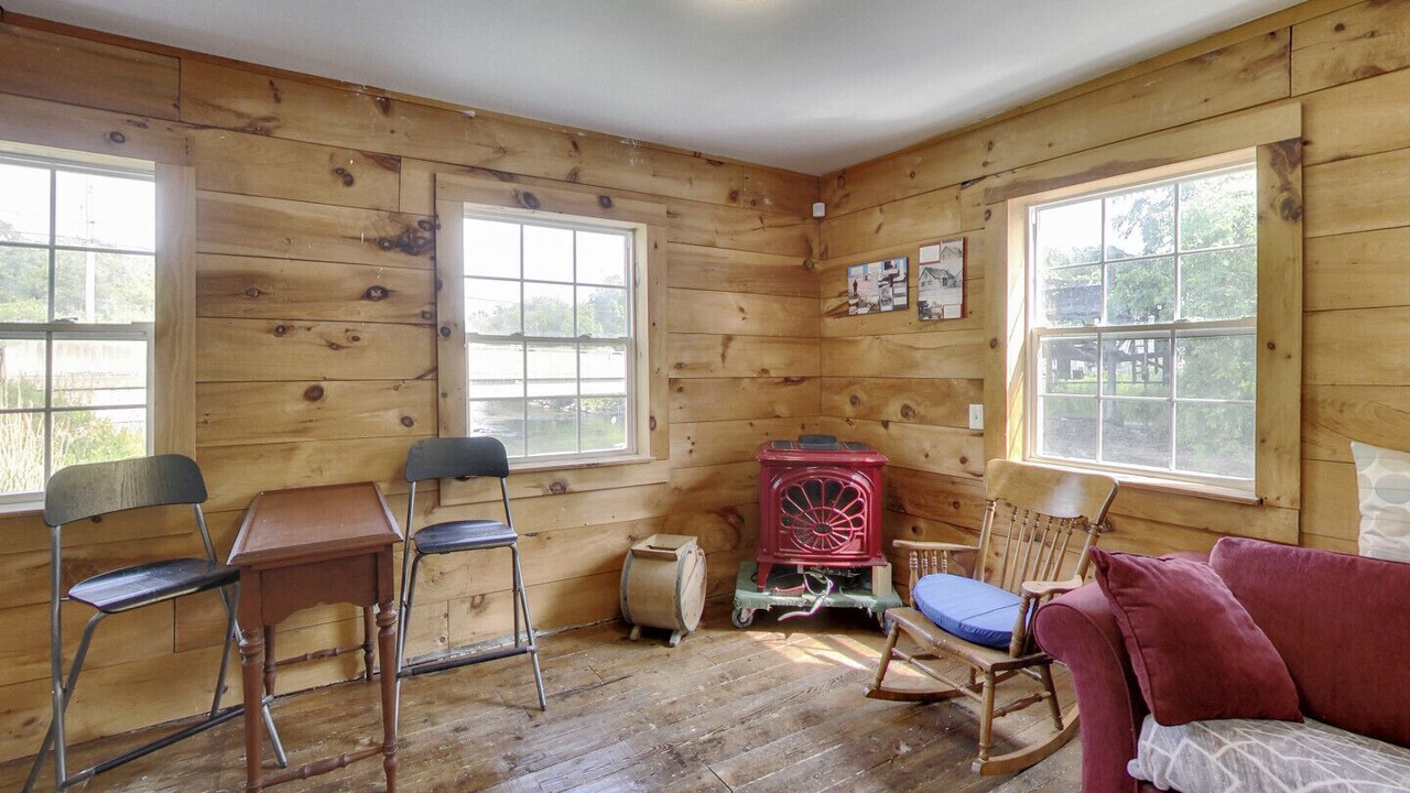 Photo of Livingroom in Quinte West