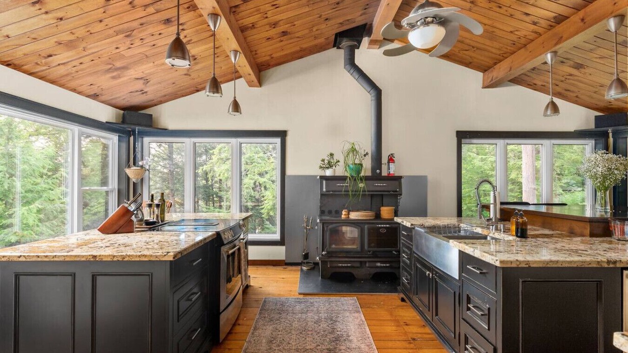 Photo of Kitchen in Lake of Bays