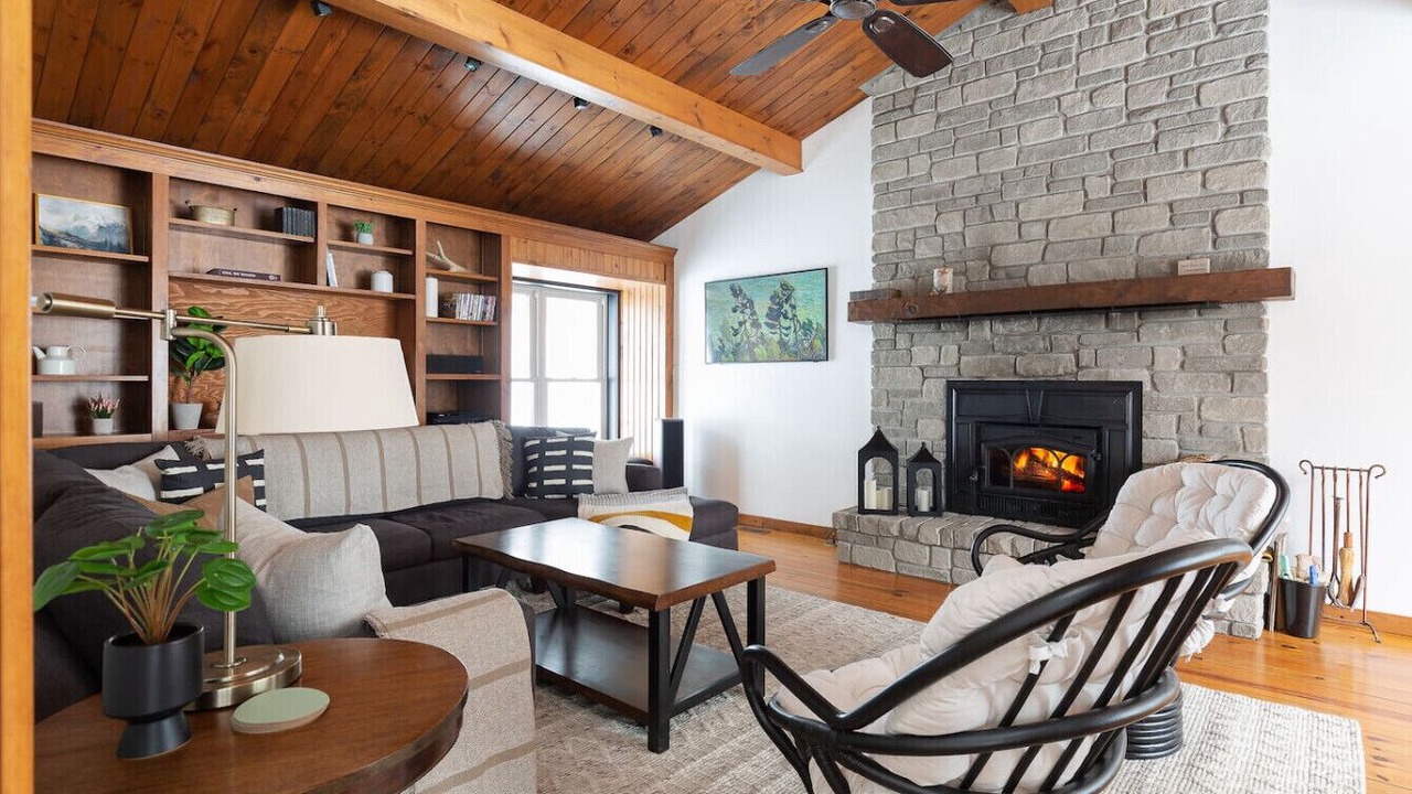 Photo of Livingroom in Lake of Bays