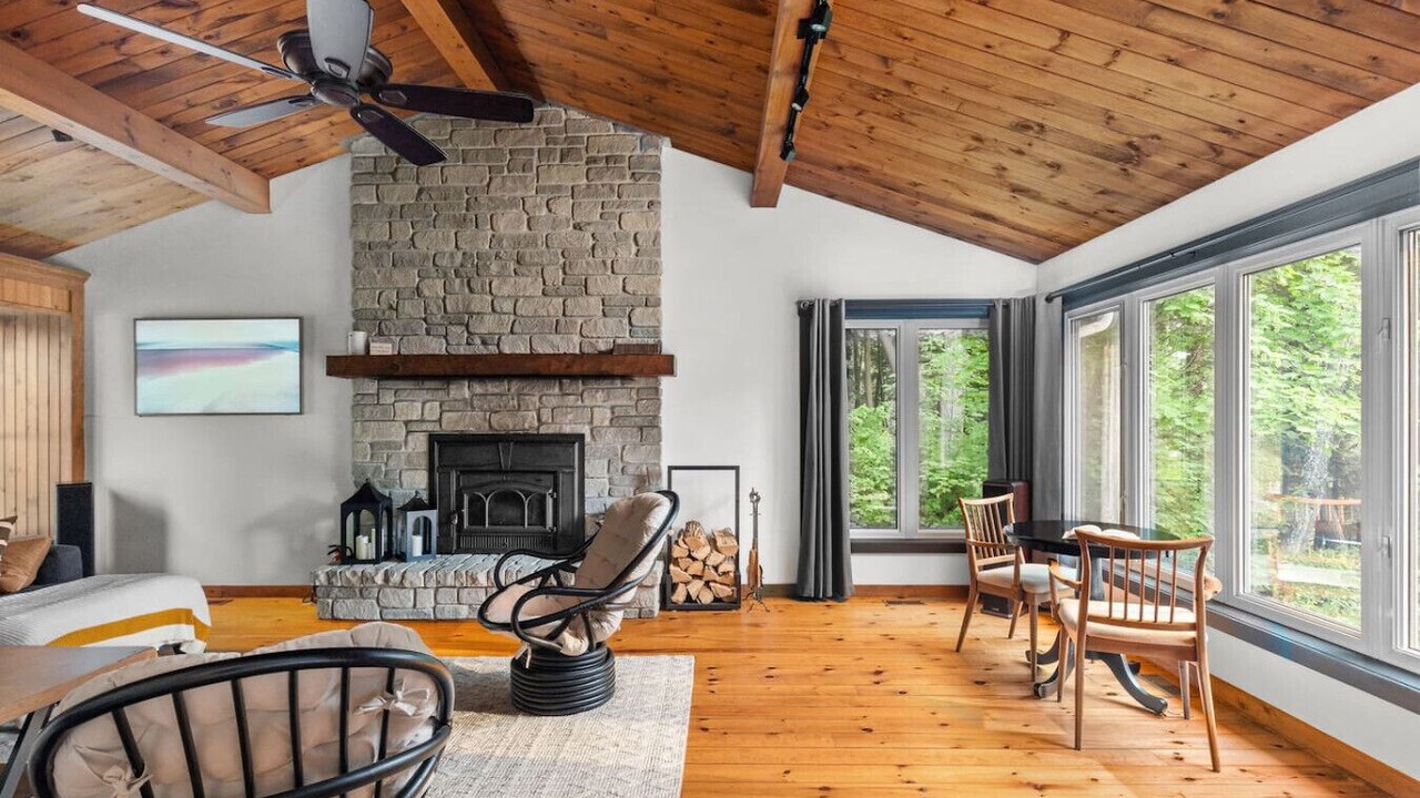 Photo of Livingroom in Lake of Bays