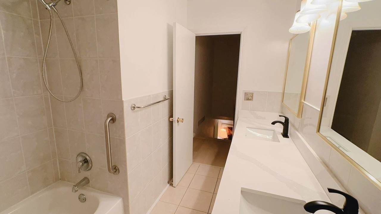 Photo of Bathroom in Applewood