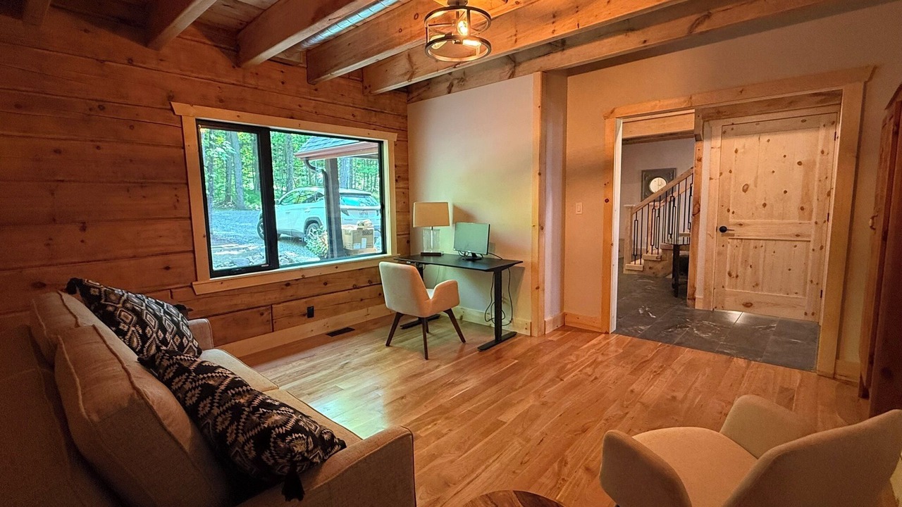 Photo of Livingroom in Central Frontenac