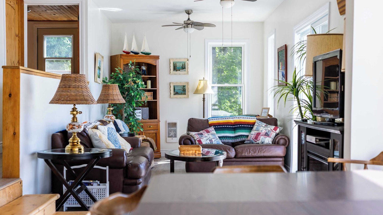 Photo of Livingroom in Central Frontenac