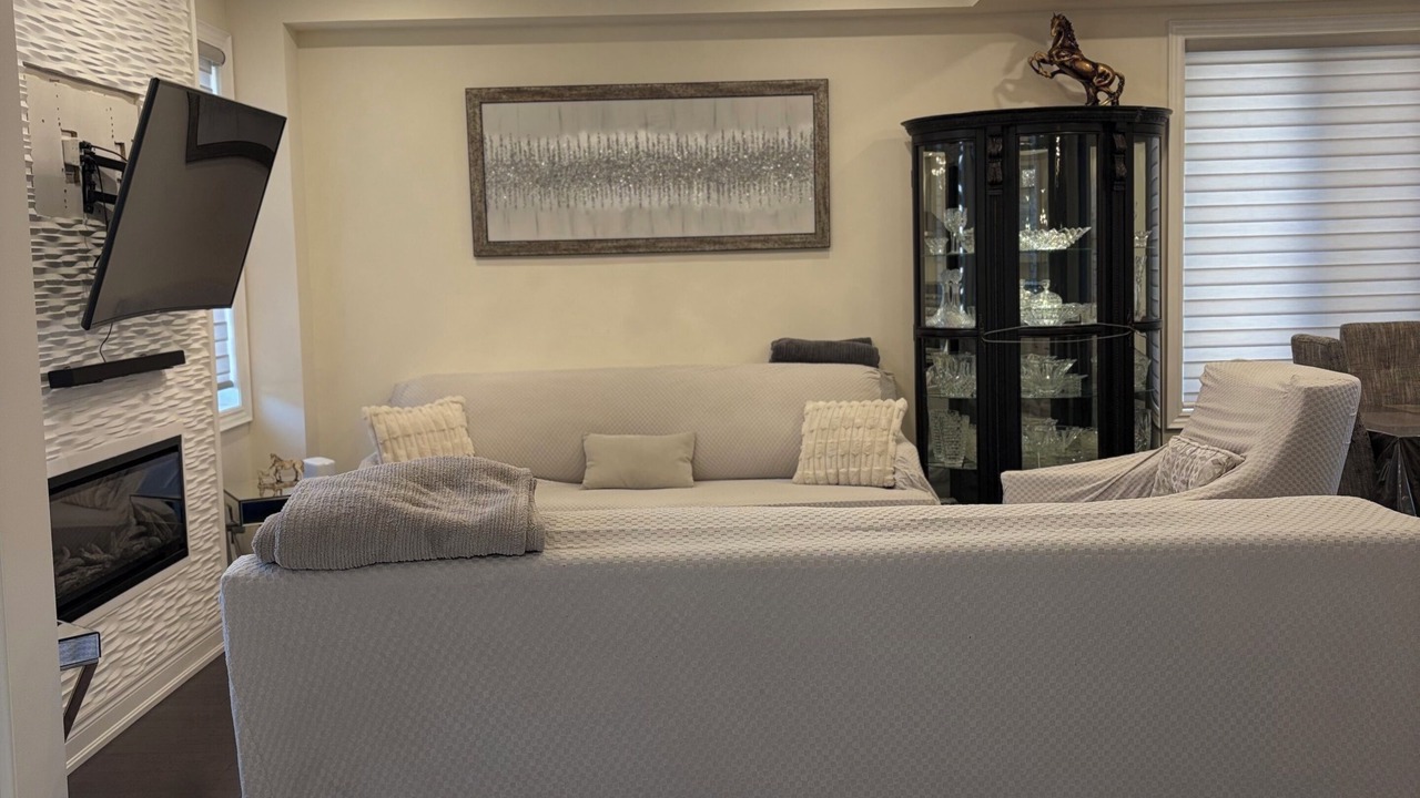 Photo of Livingroom in East Gwillimbury
