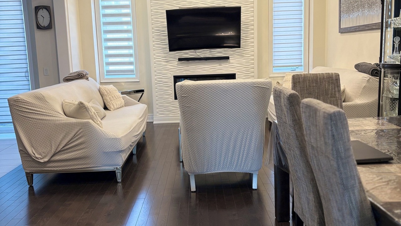 Photo of Livingroom in East Gwillimbury