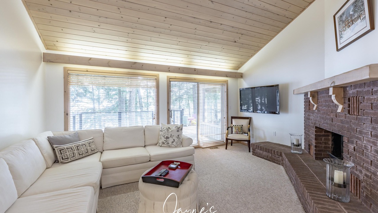 Photo of Livingroom in Port Carling