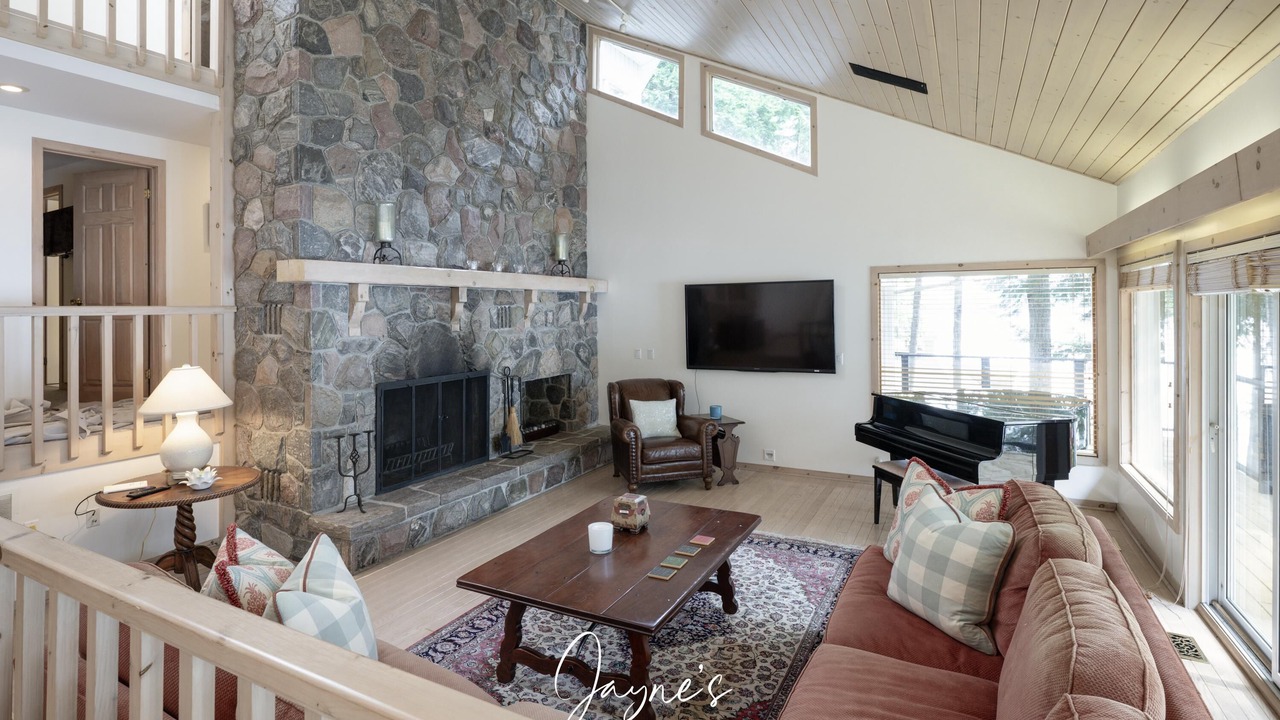Photo of Livingroom in Port Carling