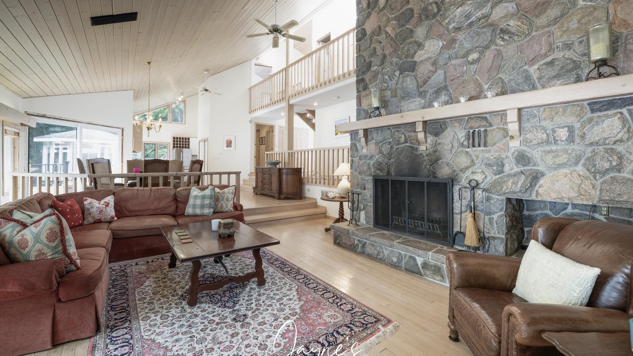 Photo of Livingroom in Port Carling