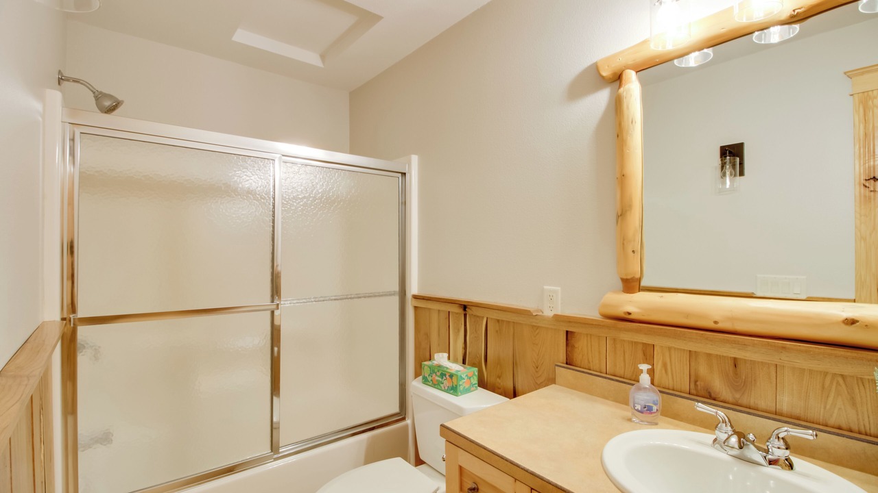 Photo of Bathroom in Lake Shore