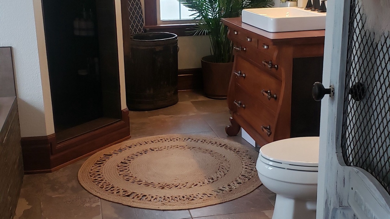 Photo of Bathroom in Lakeview