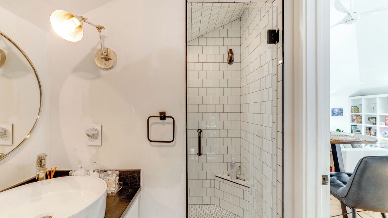 Photo of Bathroom in Calhoun Isles