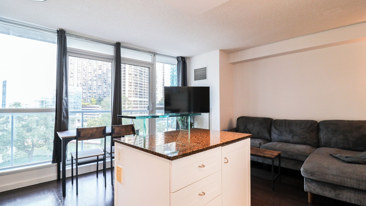 Photo of Livingroom in Toronto Entertainment District