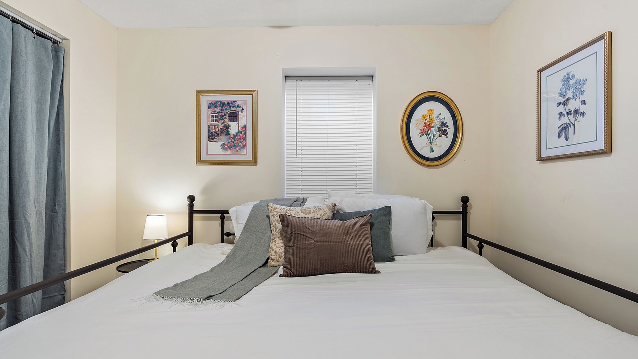 Photo of Bedroom in Summit - University