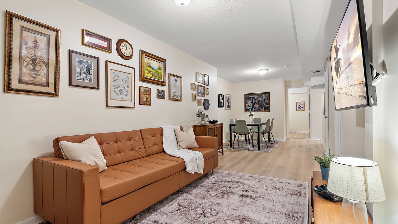 Photo of Livingroom in Summit - University