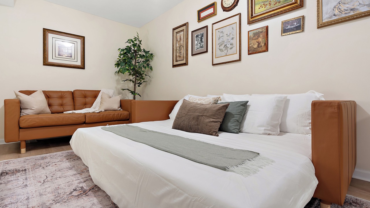 Photo of Bedroom in Summit - University