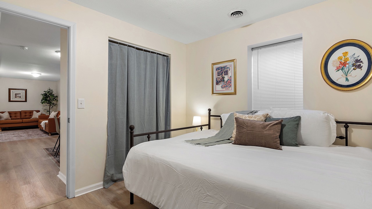 Photo of Bedroom in Summit - University