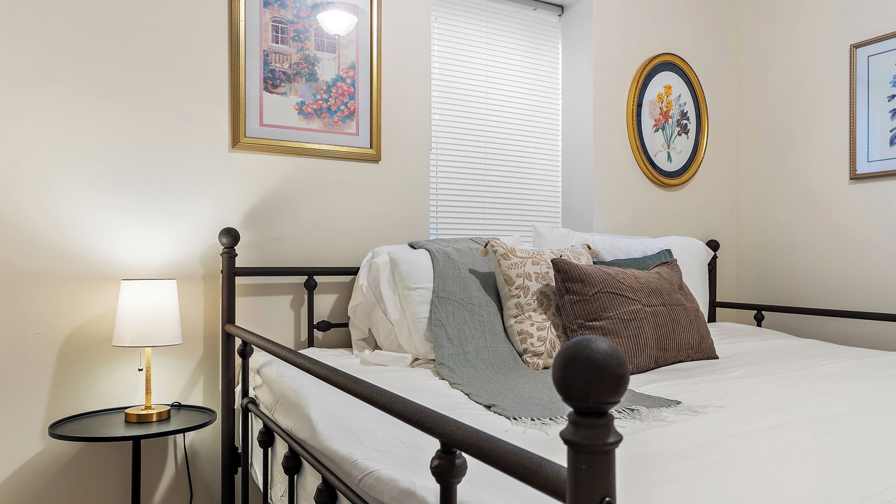 Photo of Bedroom in Summit - University