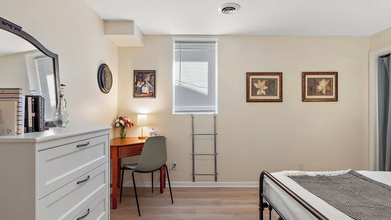 Photo of Bedroom in Summit - University
