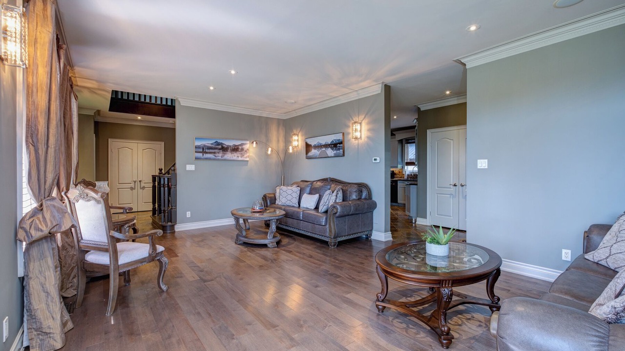 Photo of Livingroom in Bradford West Gwillimbury