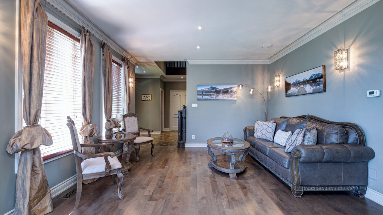 Photo of Livingroom in Bradford West Gwillimbury