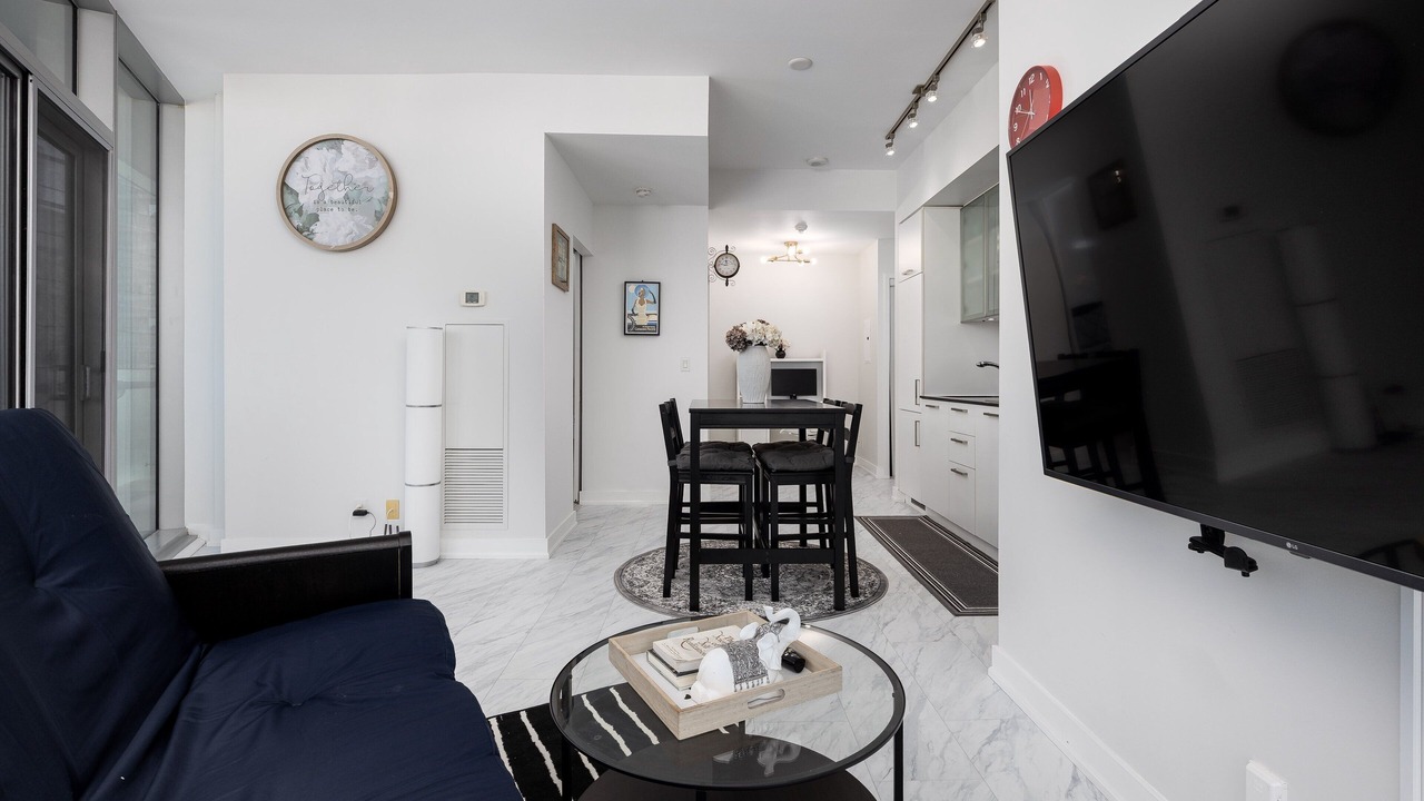 Photo of Livingroom in Toronto Entertainment District