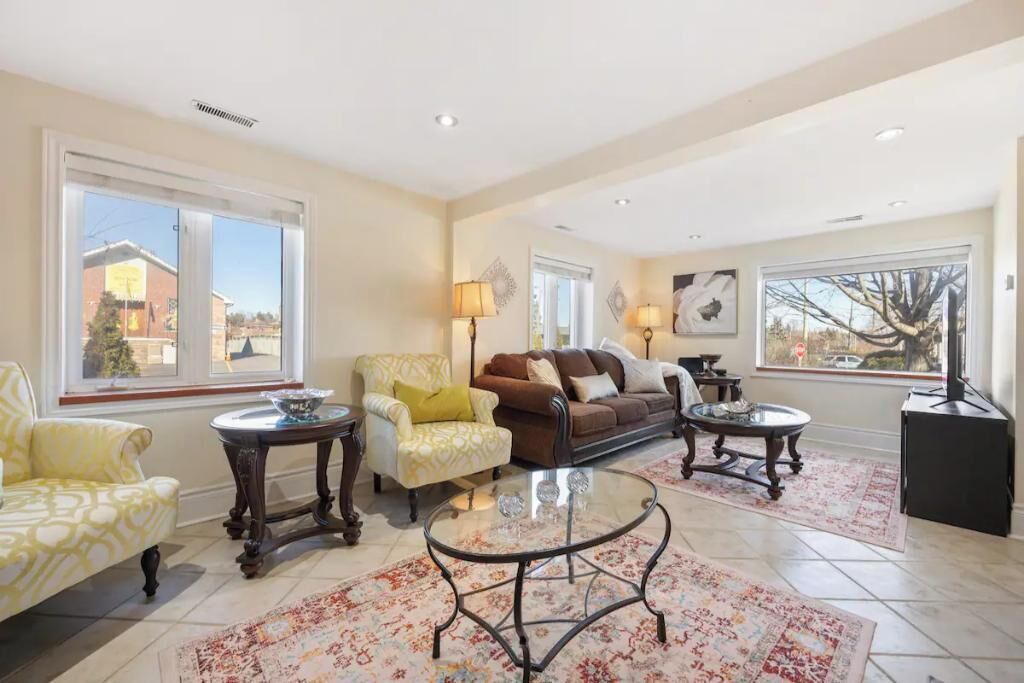 Photo of Livingroom in Thornhill