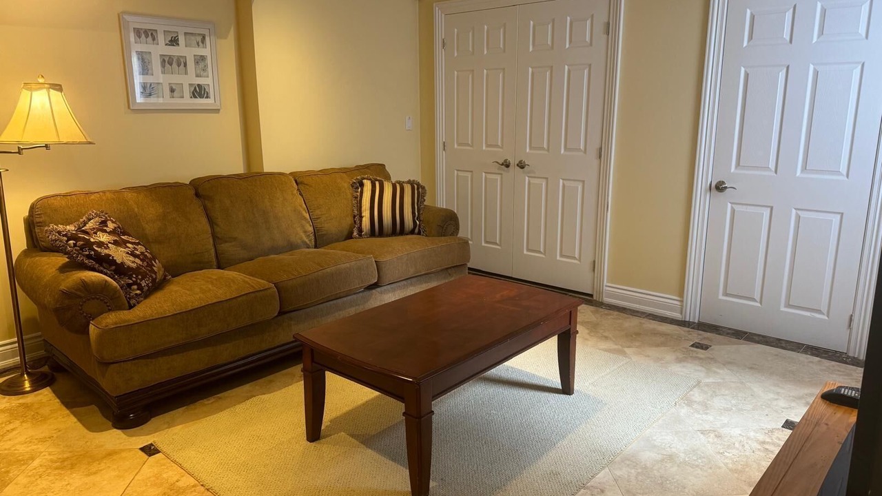 Photo of Livingroom in Clarkson-Lorne Park