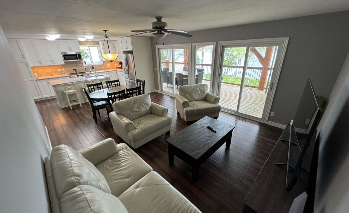 Photo of Livingroom in Front of Yonge