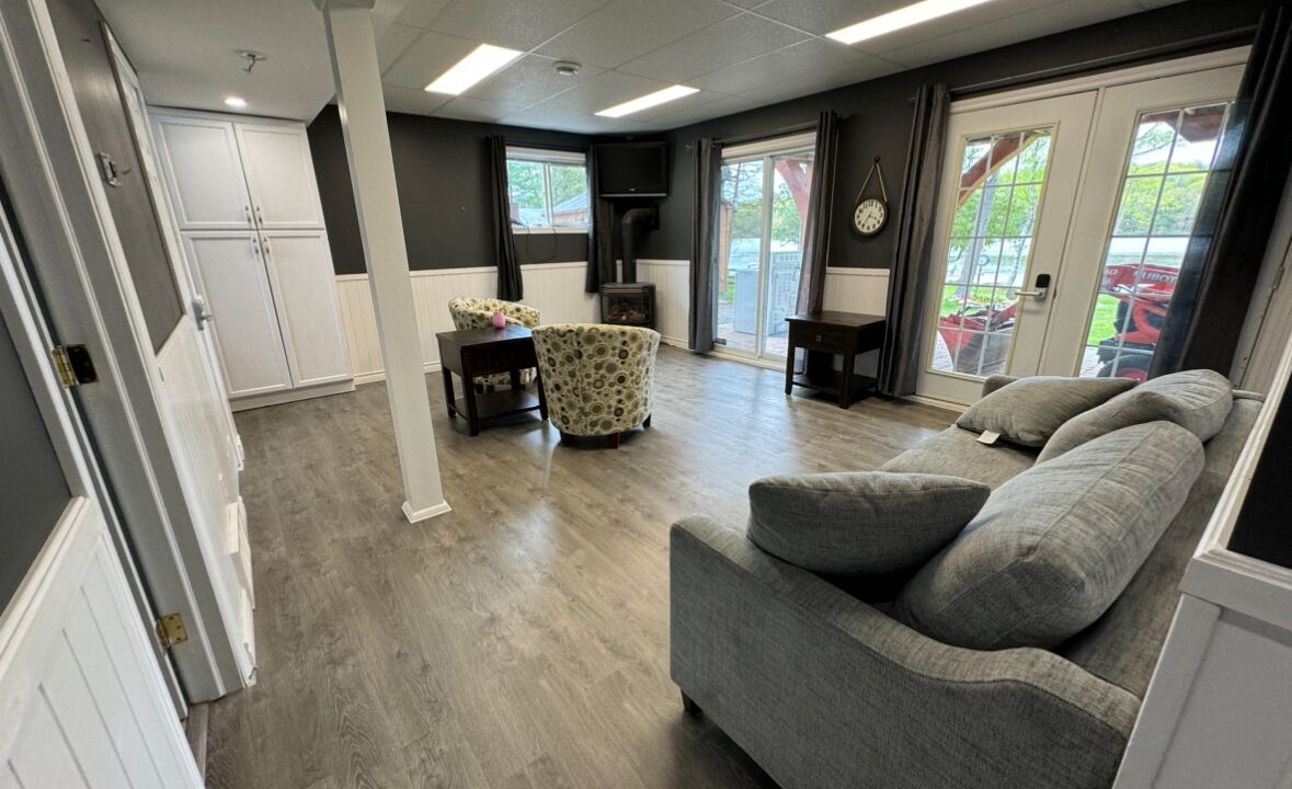 Photo of Livingroom in Front of Yonge