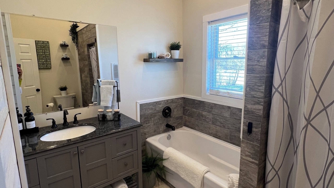 Photo of Bathroom in Maple Lake